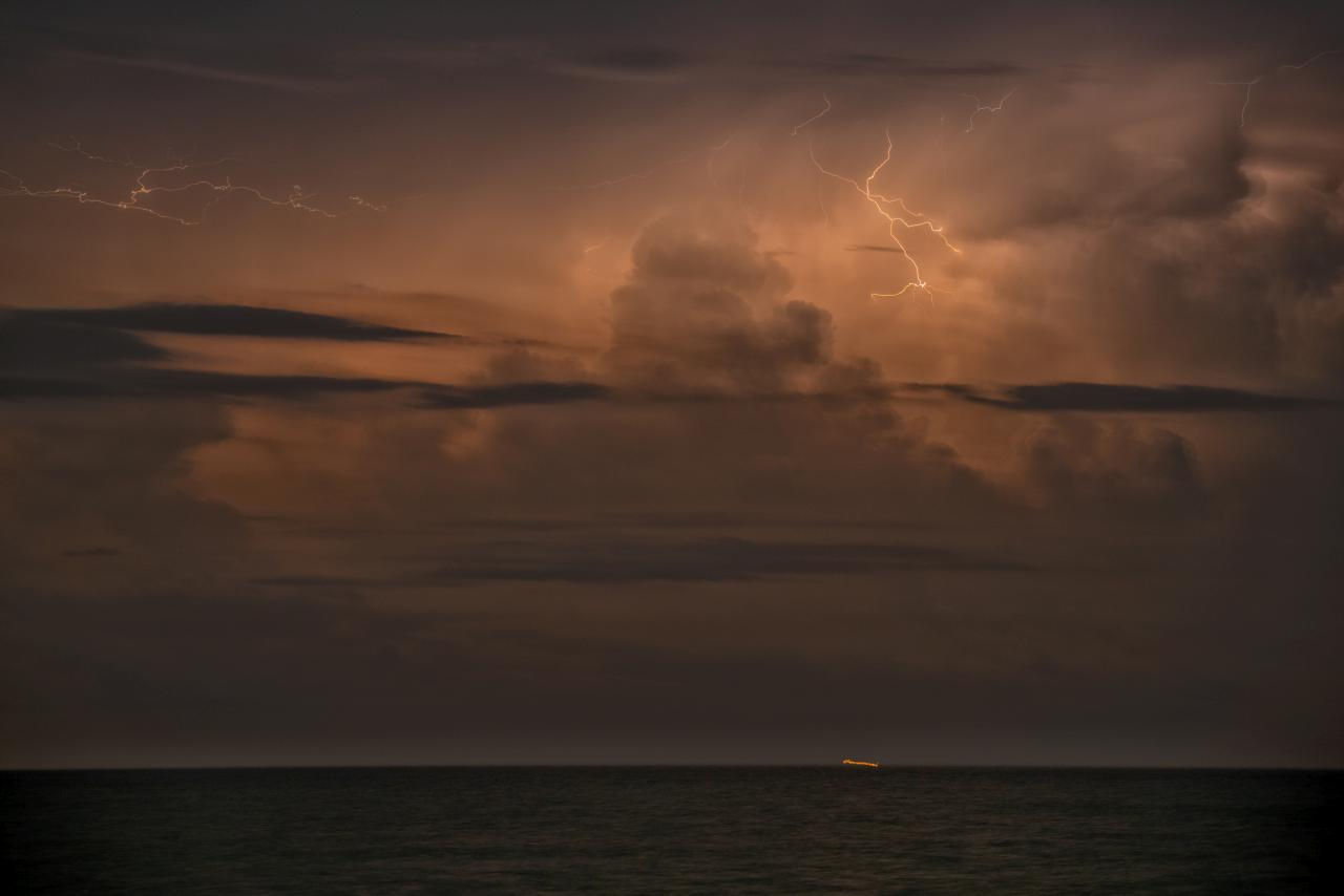 Quando il mare diventa un motore elettrico: cronaca di una tempesta estiva
